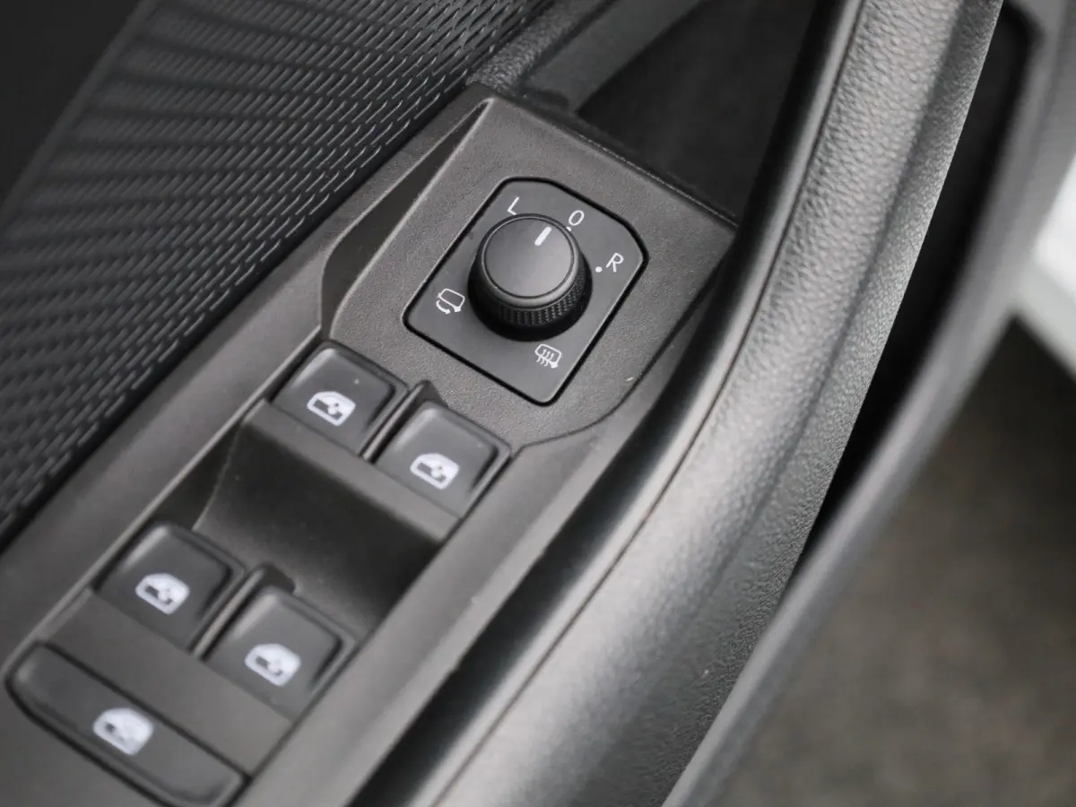 1.0 e-TSI Business Edition Plus | Automaat | Apple Carplay / Android Auto | Panoramadak | Achteruitrijcamera | Parkeersensoren | Sfeerverlichting |
