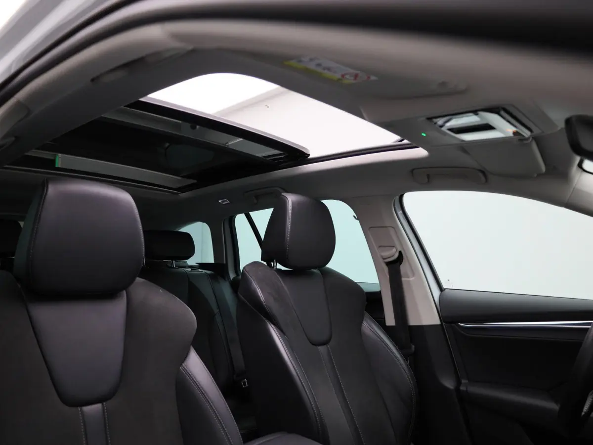 1.0 e-TSI Business Edition Plus | Automaat | Apple Carplay / Android Auto | Panoramadak | Achteruitrijcamera | Parkeersensoren | Sfeerverlichting |