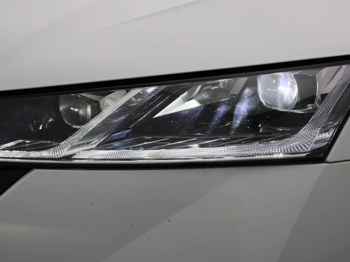 1.0 e-TSI Business Edition Plus | Automaat | Apple Carplay / Android Auto | Panoramadak | Achteruitrijcamera | Parkeersensoren | Sfeerverlichting |