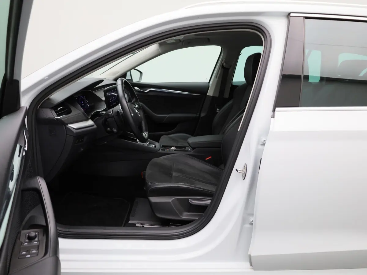 1.0 e-TSI Business Edition Plus | Automaat | Apple Carplay / Android Auto | Panoramadak | Achteruitrijcamera | Parkeersensoren | Sfeerverlichting |