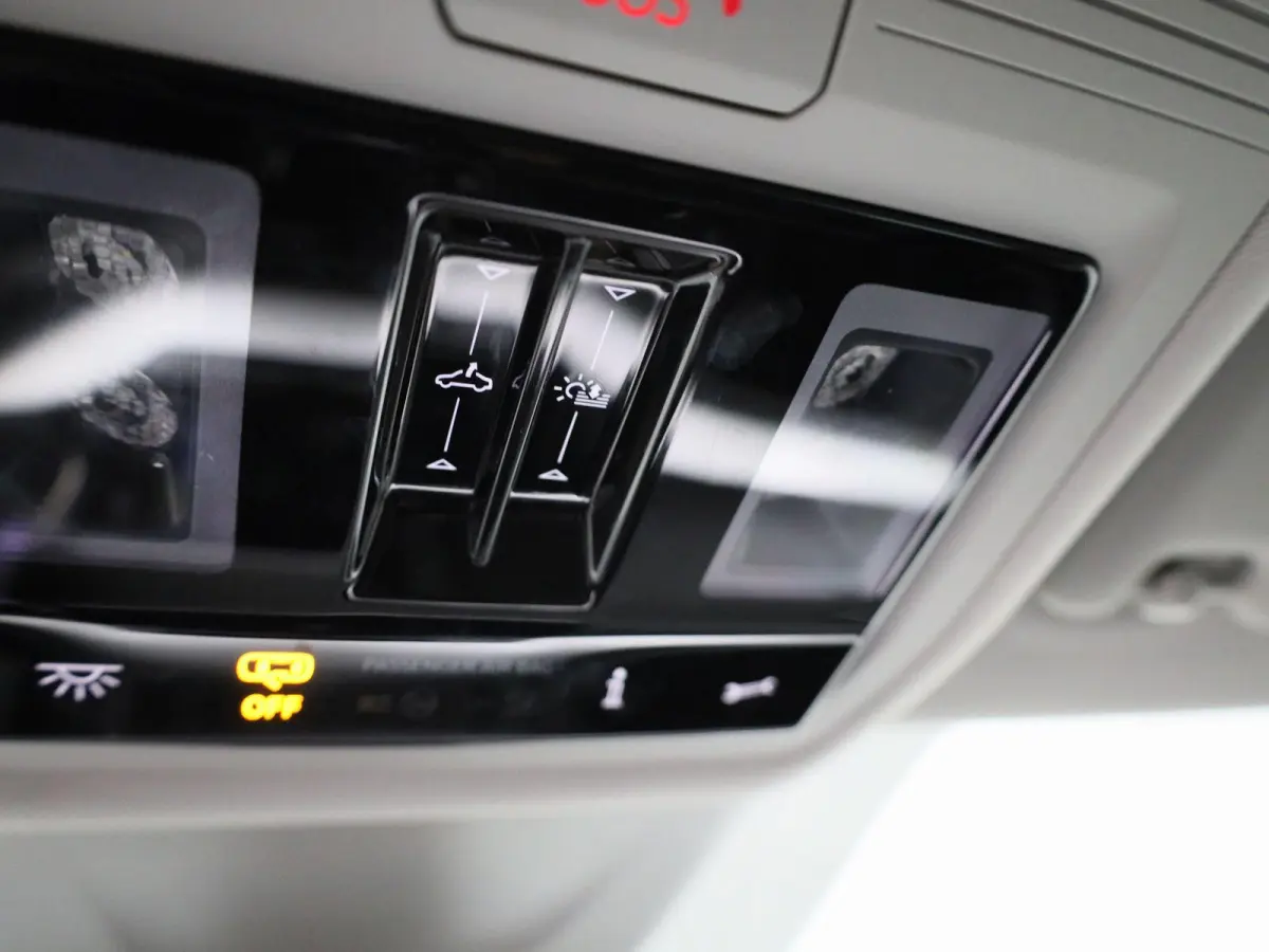 1.0 e-TSI Business Edition Plus | Automaat | Apple Carplay / Android Auto | Panoramadak | Achteruitrijcamera | Parkeersensoren | Sfeerverlichting |