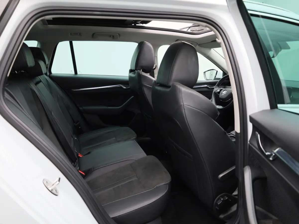 1.0 e-TSI Business Edition Plus | Automaat | Apple Carplay / Android Auto | Panoramadak | Achteruitrijcamera | Parkeersensoren | Sfeerverlichting |