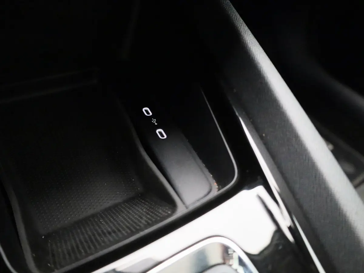 1.0 e-TSI Business Edition Plus | Automaat | Apple Carplay / Android Auto | Panoramadak | Achteruitrijcamera | Parkeersensoren | Sfeerverlichting |