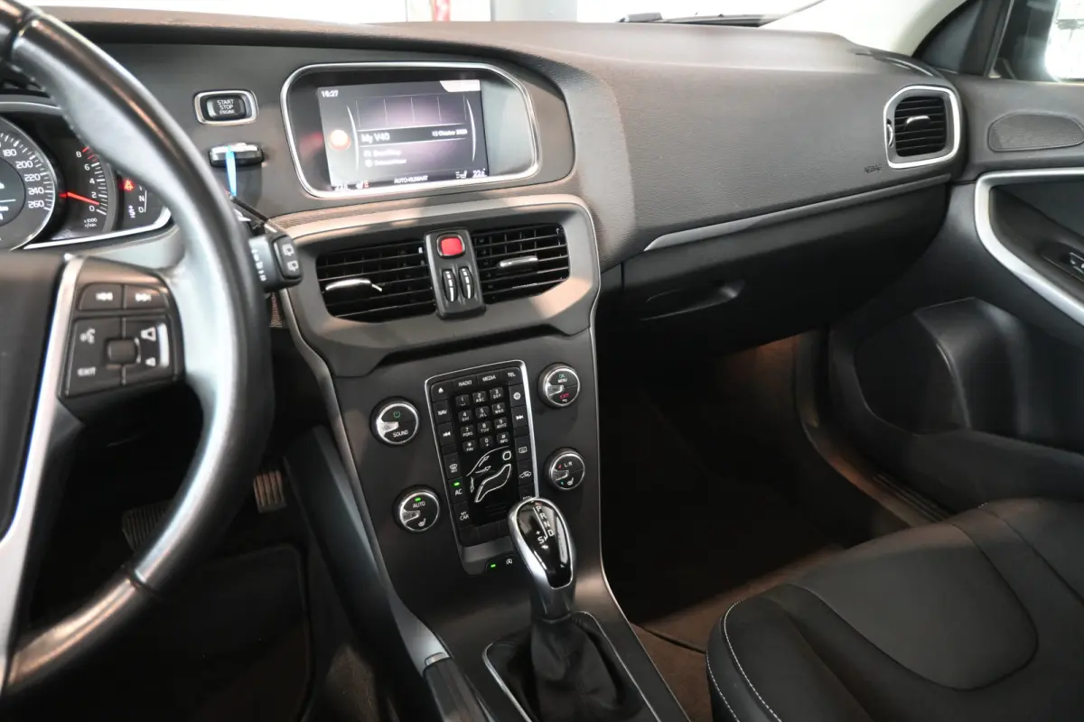 1.5 T3 Momentum Automaat Clima Cruise control Navigatie LED koplampen PDC Trekhaak 100% Onderhouden Inruil mogelijk