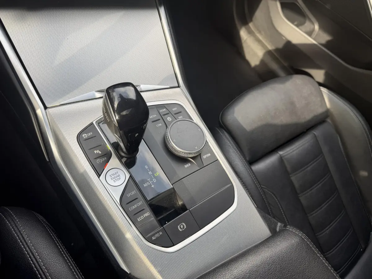 330i Business Edition Plus | WORDT VERWACHT | M-SPORT | PANORAMADAK | ACHTERUITRIJCAMERA | HEAD-UP | STOELVERWARMING | TREKHAAK | APPLE CARPLAY - ANDROID AUTO | LASER LED | CLIMATE CONTROL |