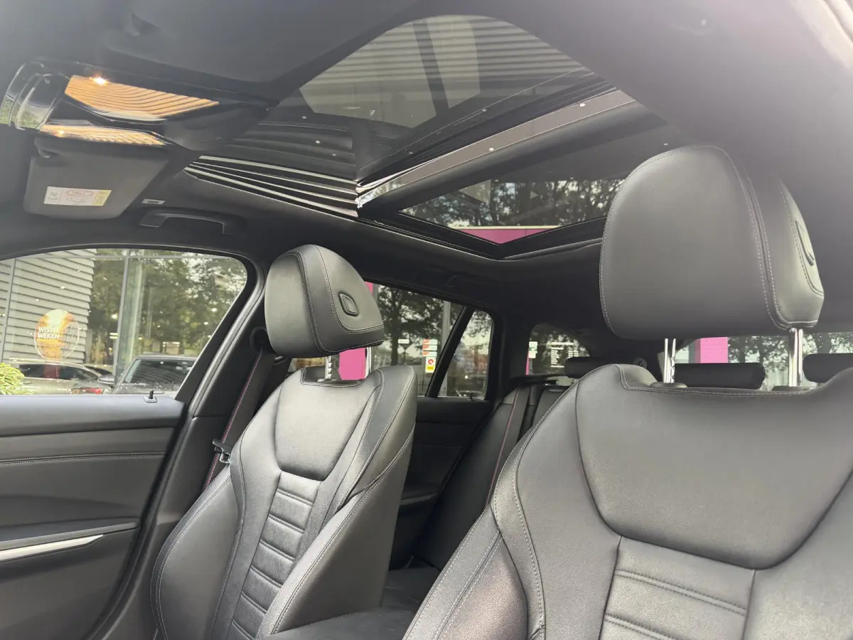 330i Business Edition Plus | WORDT VERWACHT | M-SPORT | PANORAMADAK | ACHTERUITRIJCAMERA | HEAD-UP | STOELVERWARMING | TREKHAAK | APPLE CARPLAY - ANDROID AUTO | LASER LED | CLIMATE CONTROL |