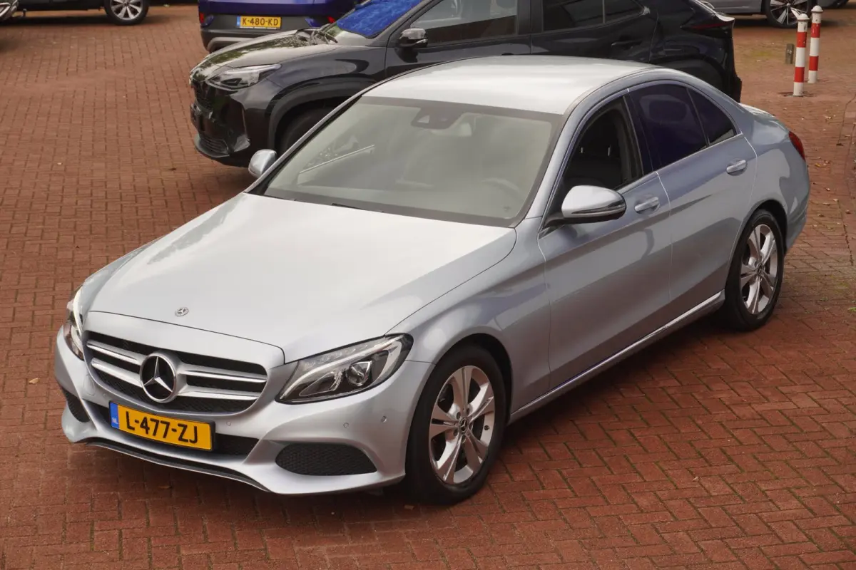 180 Business / ElekTrekhaak / Navi / Stoelverwarm. / PDC / Bluetooth / Half-leder / 17"LMV / = 84.000KM !!