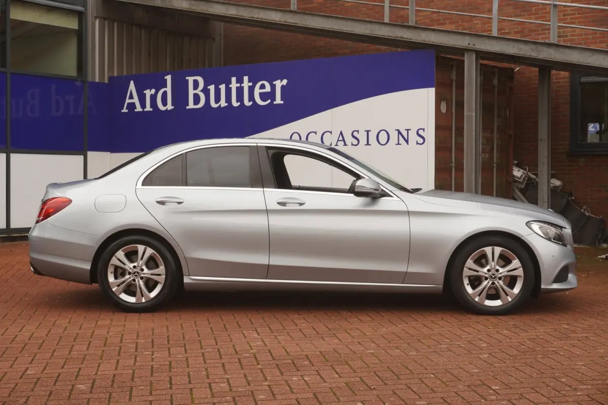 180 Business / ElekTrekhaak / Navi / Stoelverwarm. / PDC / Bluetooth / Half-leder / 17"LMV / = 84.000KM !!