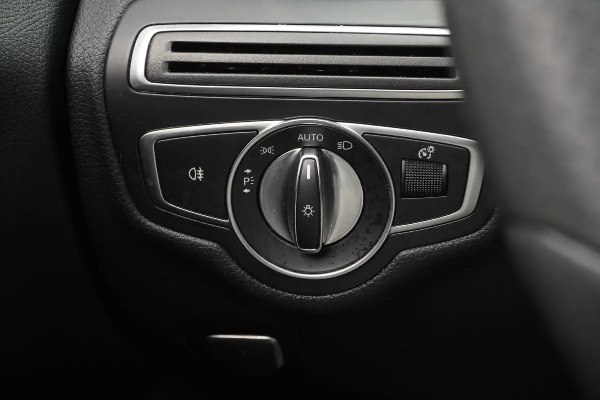 180 Business / ElekTrekhaak / Navi / Stoelverwarm. / PDC / Bluetooth / Half-leder / 17"LMV / = 84.000KM !!