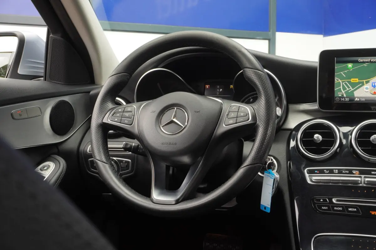 180 Business / ElekTrekhaak / Navi / Stoelverwarm. / PDC / Bluetooth / Half-leder / 17"LMV / = 84.000KM !!
