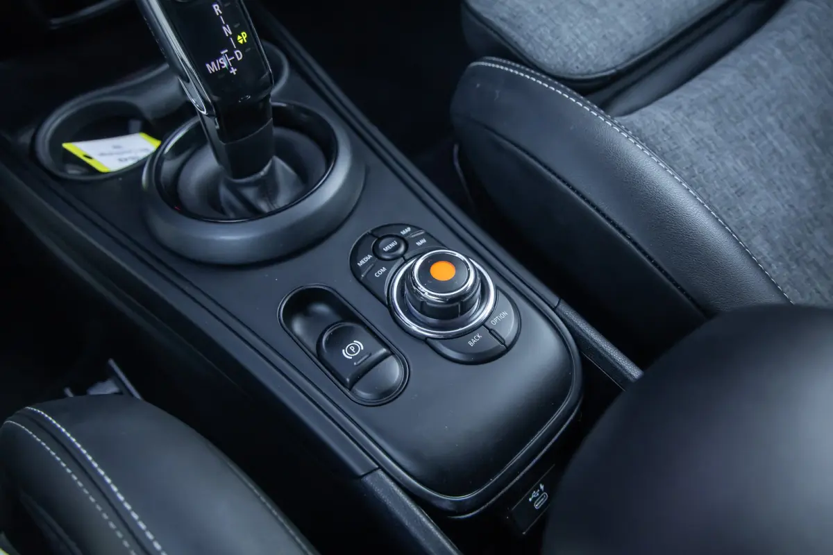 1.5 One Chili | Camera | Cruise control adaptief | Haed-up | Stoelverwarming | Navigatie | | Achteruitrijcamera | Cruise control adaptief met Stop&Go | Extra getint glas