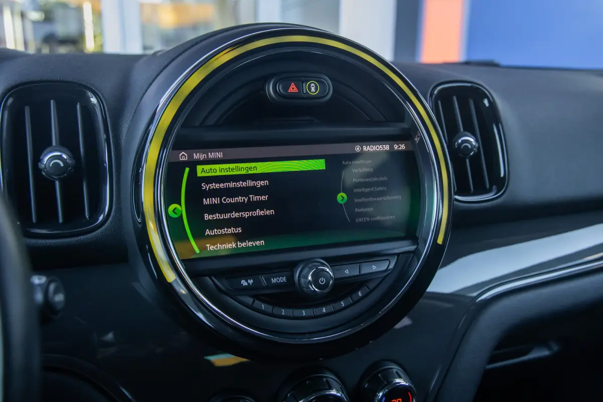 1.5 One Chili | Camera | Cruise control adaptief | Haed-up | Stoelverwarming | Navigatie | | Achteruitrijcamera | Cruise control adaptief met Stop&Go | Extra getint glas