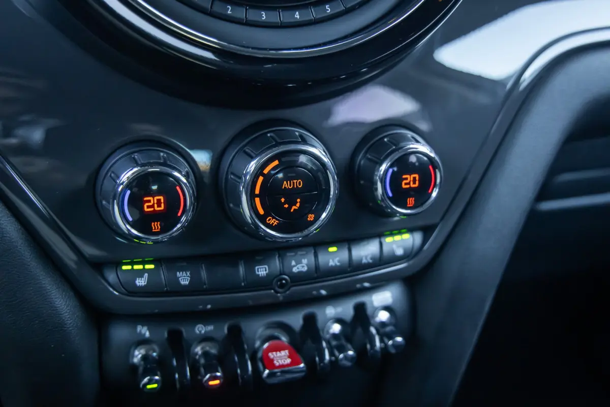 1.5 One Chili | Camera | Cruise control adaptief | Haed-up | Stoelverwarming | Navigatie | | Achteruitrijcamera | Cruise control adaptief met Stop&Go | Extra getint glas