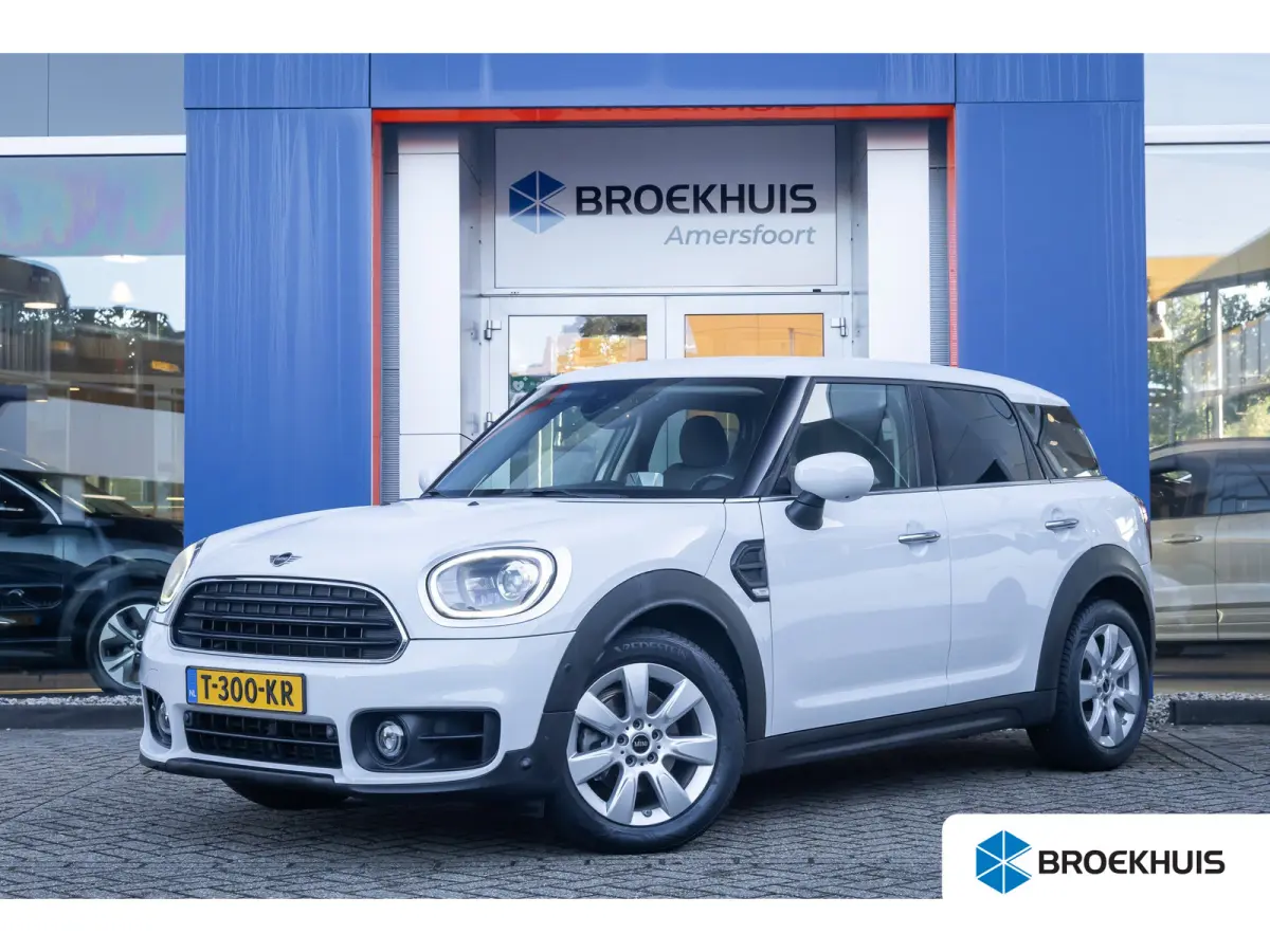 1.5 One Chili | Camera | Cruise control adaptief | Haed-up | Stoelverwarming | Navigatie | | Achteruitrijcamera | Cruise control adaptief met Stop&Go | Extra getint glas