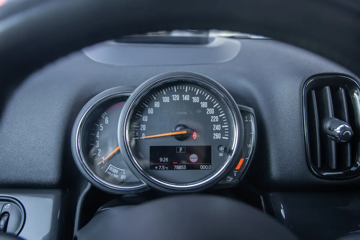 1.5 One Chili | Camera | Cruise control adaptief | Haed-up | Stoelverwarming | Navigatie | | Achteruitrijcamera | Cruise control adaptief met Stop&Go | Extra getint glas