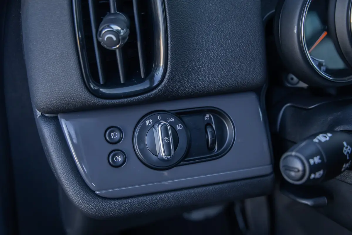 1.5 One Chili | Camera | Cruise control adaptief | Haed-up | Stoelverwarming | Navigatie | | Achteruitrijcamera | Cruise control adaptief met Stop&Go | Extra getint glas