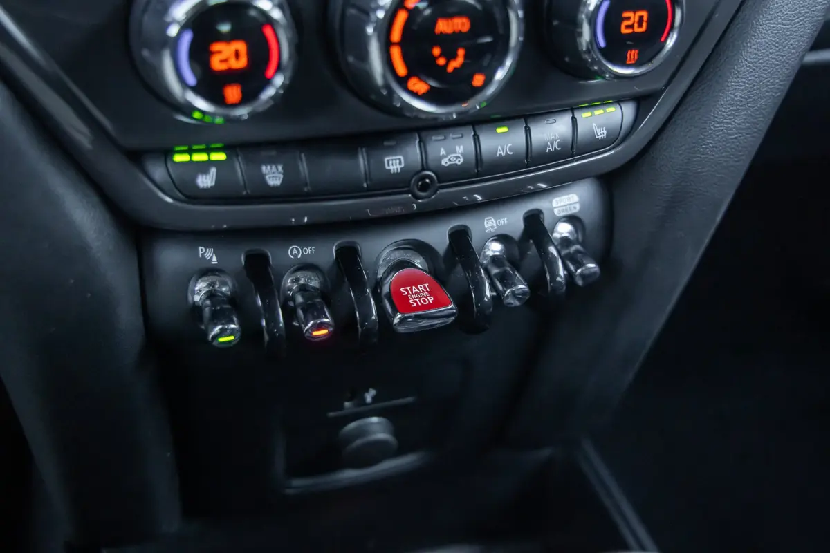 1.5 One Chili | Camera | Cruise control adaptief | Haed-up | Stoelverwarming | Navigatie | | Achteruitrijcamera | Cruise control adaptief met Stop&Go | Extra getint glas