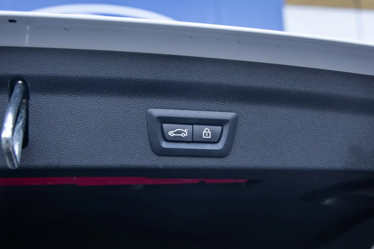 1.5 One Chili | Camera | Cruise control adaptief | Haed-up | Stoelverwarming | Navigatie | | Achteruitrijcamera | Cruise control adaptief met Stop&Go | Extra getint glas