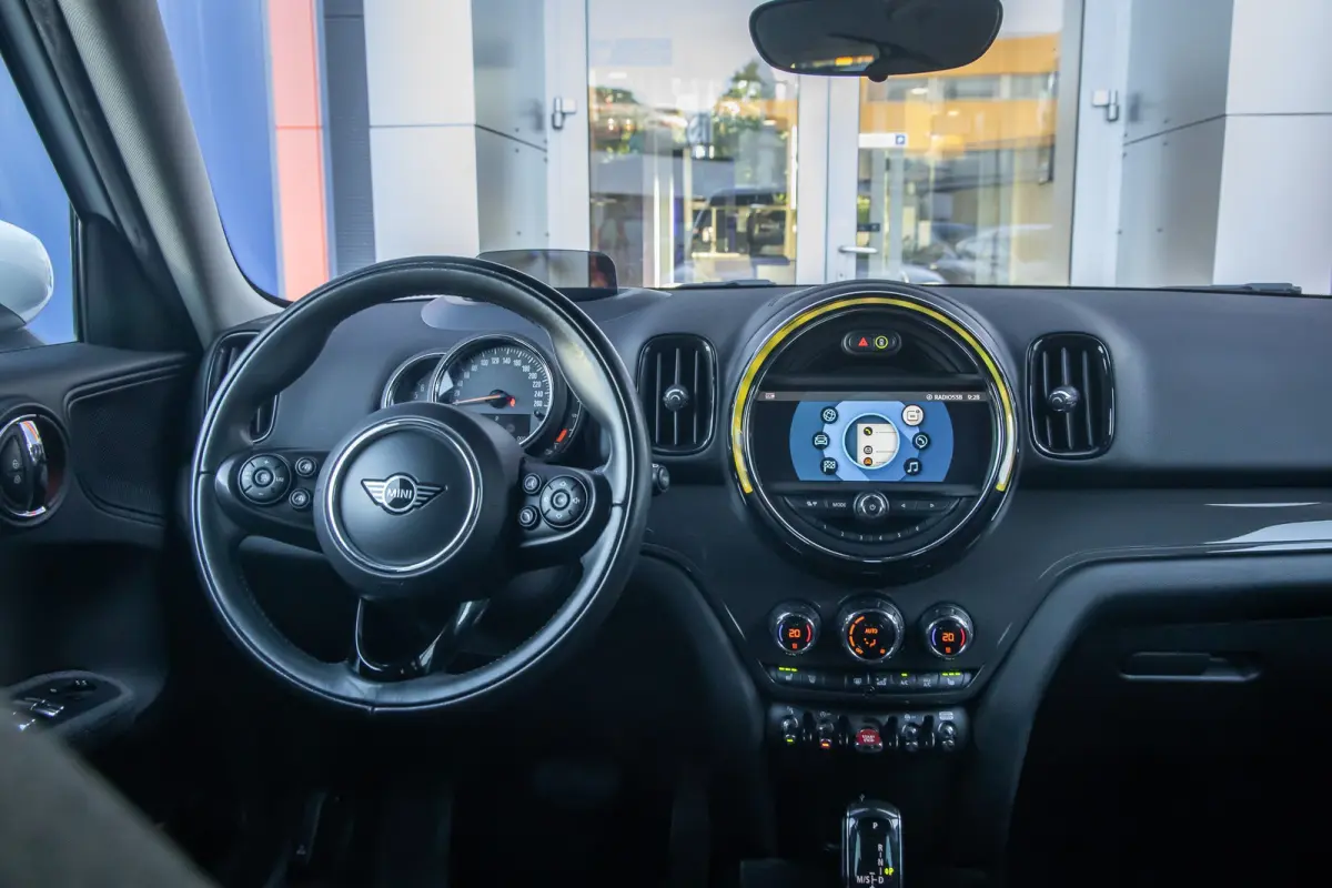 1.5 One Chili | Camera | Cruise control adaptief | Haed-up | Stoelverwarming | Navigatie | | Achteruitrijcamera | Cruise control adaptief met Stop&Go | Extra getint glas