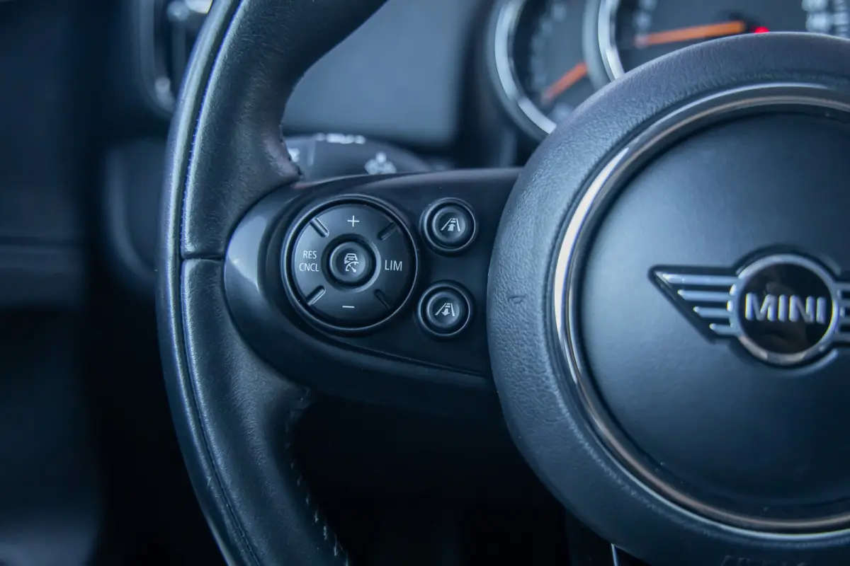 1.5 One Chili | Camera | Cruise control adaptief | Haed-up | Stoelverwarming | Navigatie | | Achteruitrijcamera | Cruise control adaptief met Stop&Go | Extra getint glas