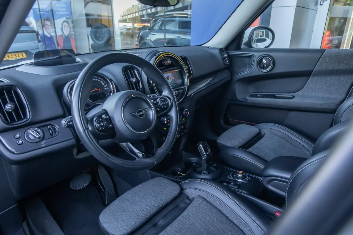 1.5 One Chili | Camera | Cruise control adaptief | Haed-up | Stoelverwarming | Navigatie | | Achteruitrijcamera | Cruise control adaptief met Stop&Go | Extra getint glas