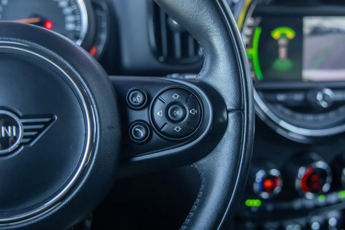 1.5 One Chili | Camera | Cruise control adaptief | Haed-up | Stoelverwarming | Navigatie | | Achteruitrijcamera | Cruise control adaptief met Stop&Go | Extra getint glas