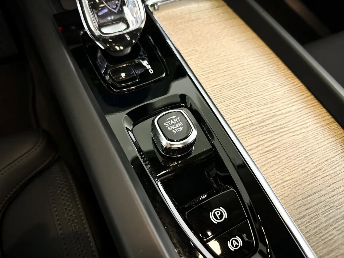 T6 Plug-in hybrid AWD Ultra Dark | Panoramadak | 360° camera | Harman Kardon | Luchtvering | Head-up display | Stoel- en stuurverwarming | Trekhaak