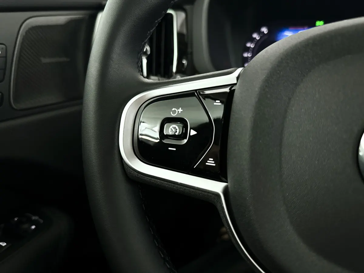 T6 Plug-in hybrid AWD Ultra Dark | Panoramadak | 360° camera | Harman Kardon | Luchtvering | Head-up display | Stoel- en stuurverwarming | Trekhaak