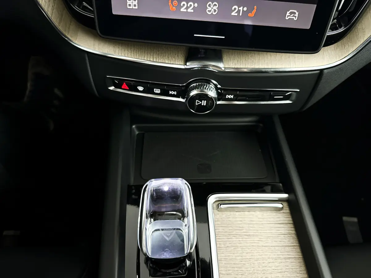 T6 Plug-in hybrid AWD Ultra Dark | Panoramadak | 360° camera | Harman Kardon | Luchtvering | Head-up display | Stoel- en stuurverwarming | Trekhaak