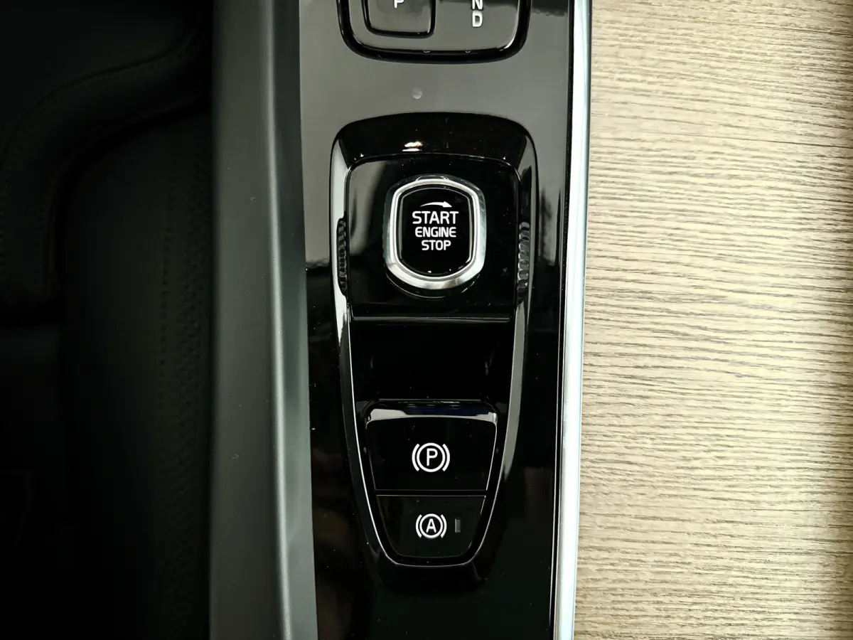 T6 Plug-in hybrid AWD Ultra Dark | Panoramadak | 360° camera | Harman Kardon | Luchtvering | Head-up display | Stoel- en stuurverwarming | Trekhaak