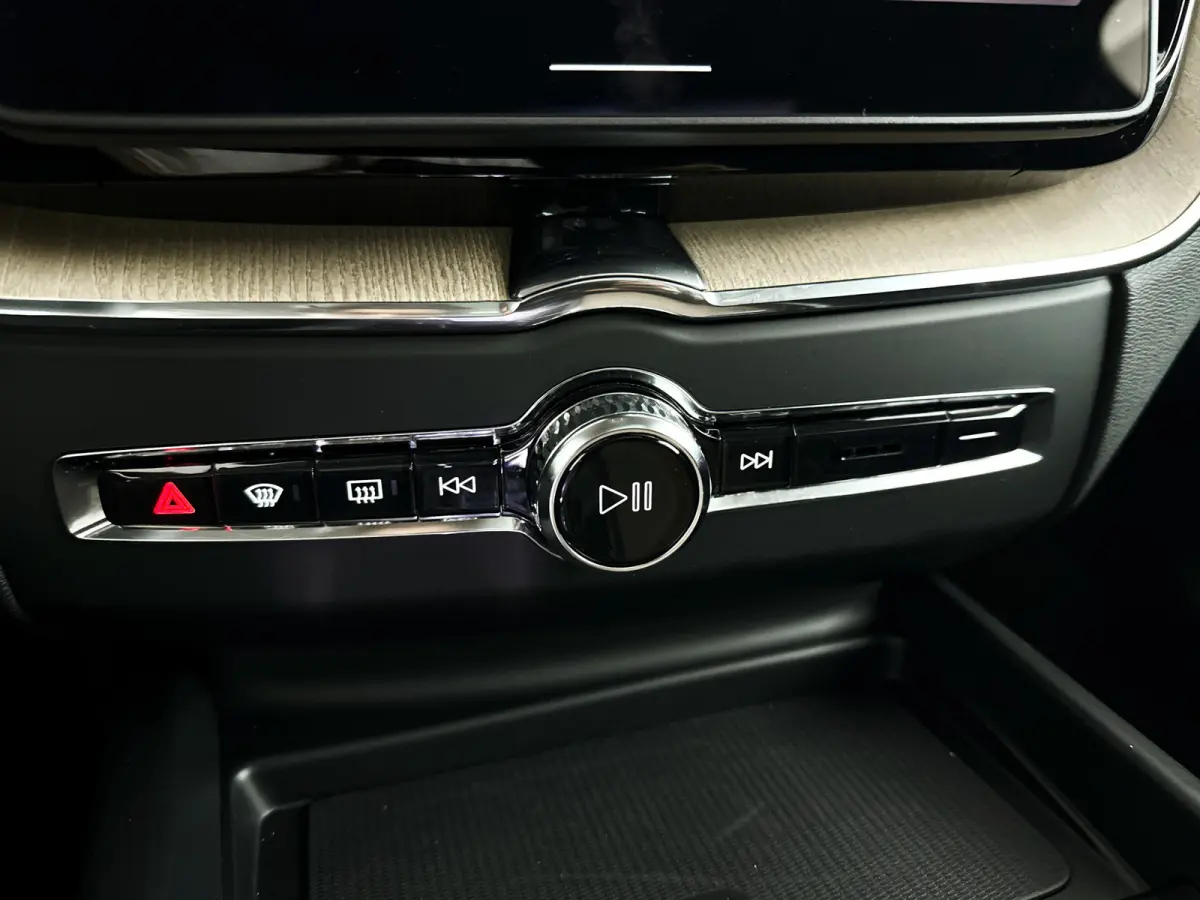 T6 Plug-in hybrid AWD Ultra Dark | Panoramadak | 360° camera | Harman Kardon | Luchtvering | Head-up display | Stoel- en stuurverwarming | Trekhaak