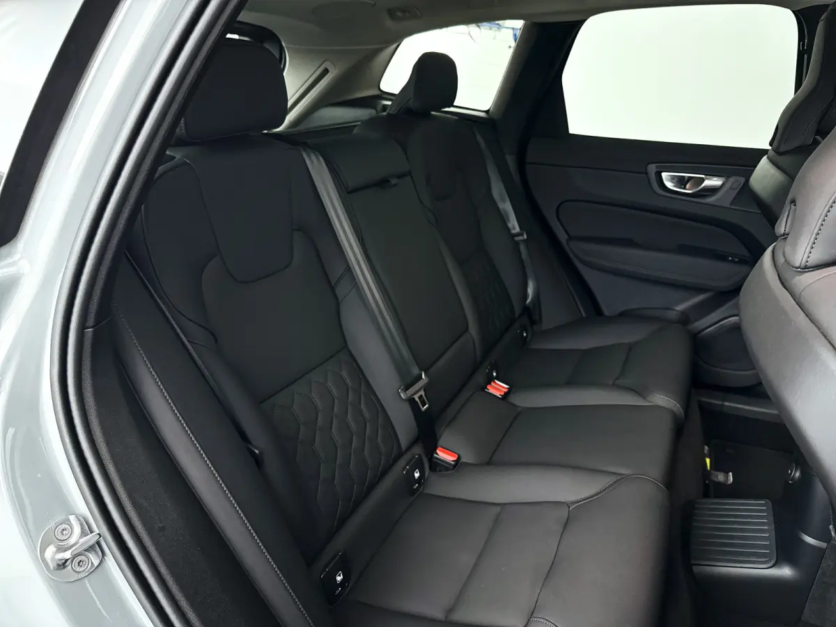T6 Plug-in hybrid AWD Ultra Dark | Panoramadak | 360° camera | Harman Kardon | Luchtvering | Head-up display | Stoel- en stuurverwarming | Trekhaak