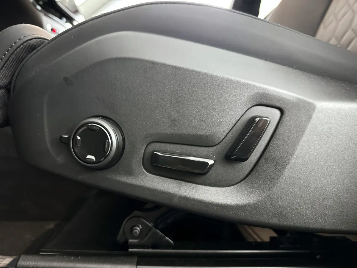 T6 Plug-in hybrid AWD Ultra Dark | Panoramadak | 360° camera | Harman Kardon | Luchtvering | Head-up display | Stoel- en stuurverwarming | Trekhaak