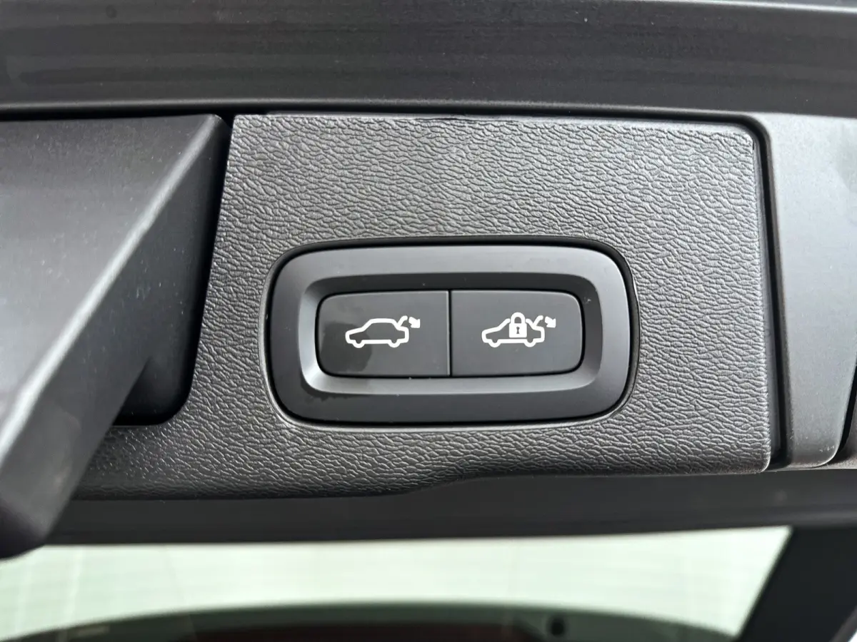 T6 Plug-in hybrid AWD Ultra Dark | Panoramadak | 360° camera | Harman Kardon | Luchtvering | Head-up display | Stoel- en stuurverwarming | Trekhaak