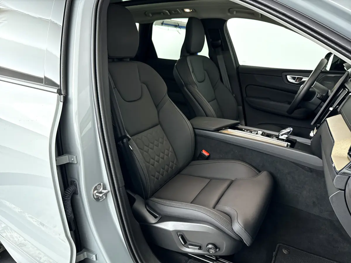 T6 Plug-in hybrid AWD Ultra Dark | Panoramadak | 360° camera | Harman Kardon | Luchtvering | Head-up display | Stoel- en stuurverwarming | Trekhaak
