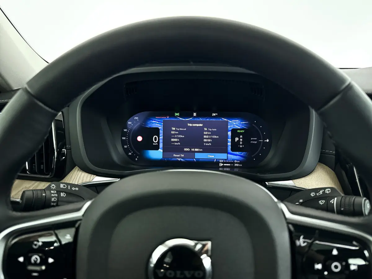 T6 Plug-in hybrid AWD Ultra Dark | Panoramadak | 360° camera | Harman Kardon | Luchtvering | Head-up display | Stoel- en stuurverwarming | Trekhaak