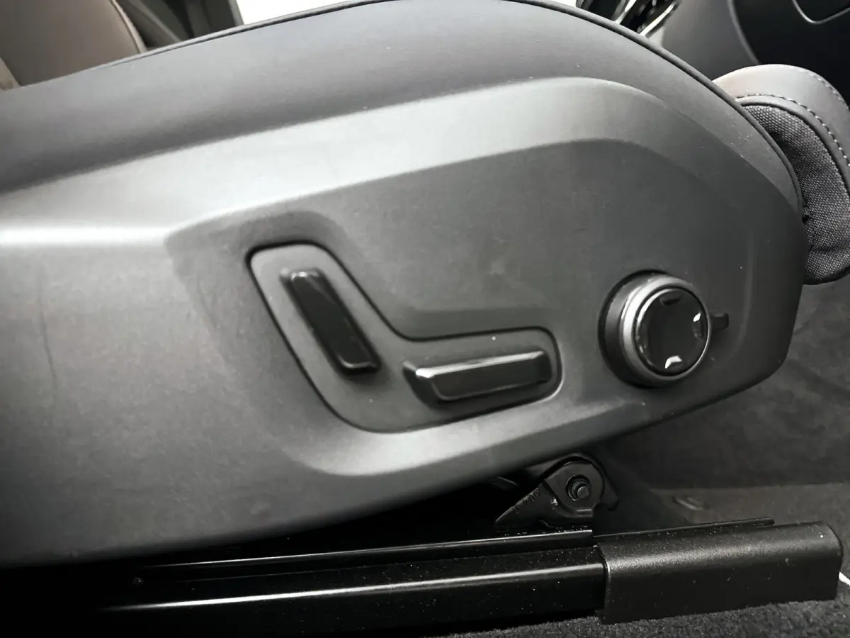 T6 Plug-in hybrid AWD Ultra Dark | Panoramadak | 360° camera | Harman Kardon | Luchtvering | Head-up display | Stoel- en stuurverwarming | Trekhaak