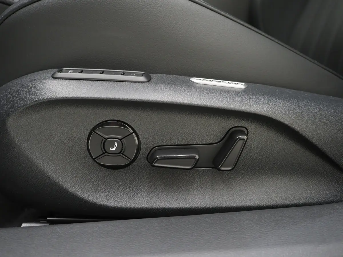 1.5 eHybrid R-Line Black | 5 Jaar Garantie | Leder | Stoelventilatie | Trekhaak | Massage | 360 | HUD | Keyless