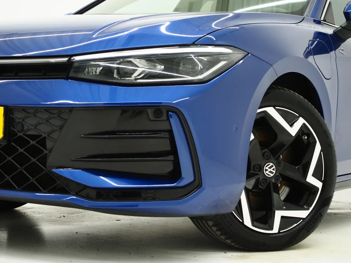 1.5 eHybrid R-Line Black | 5 Jaar Garantie | Leder | Stoelventilatie | Trekhaak | Massage | 360 | HUD | Keyless