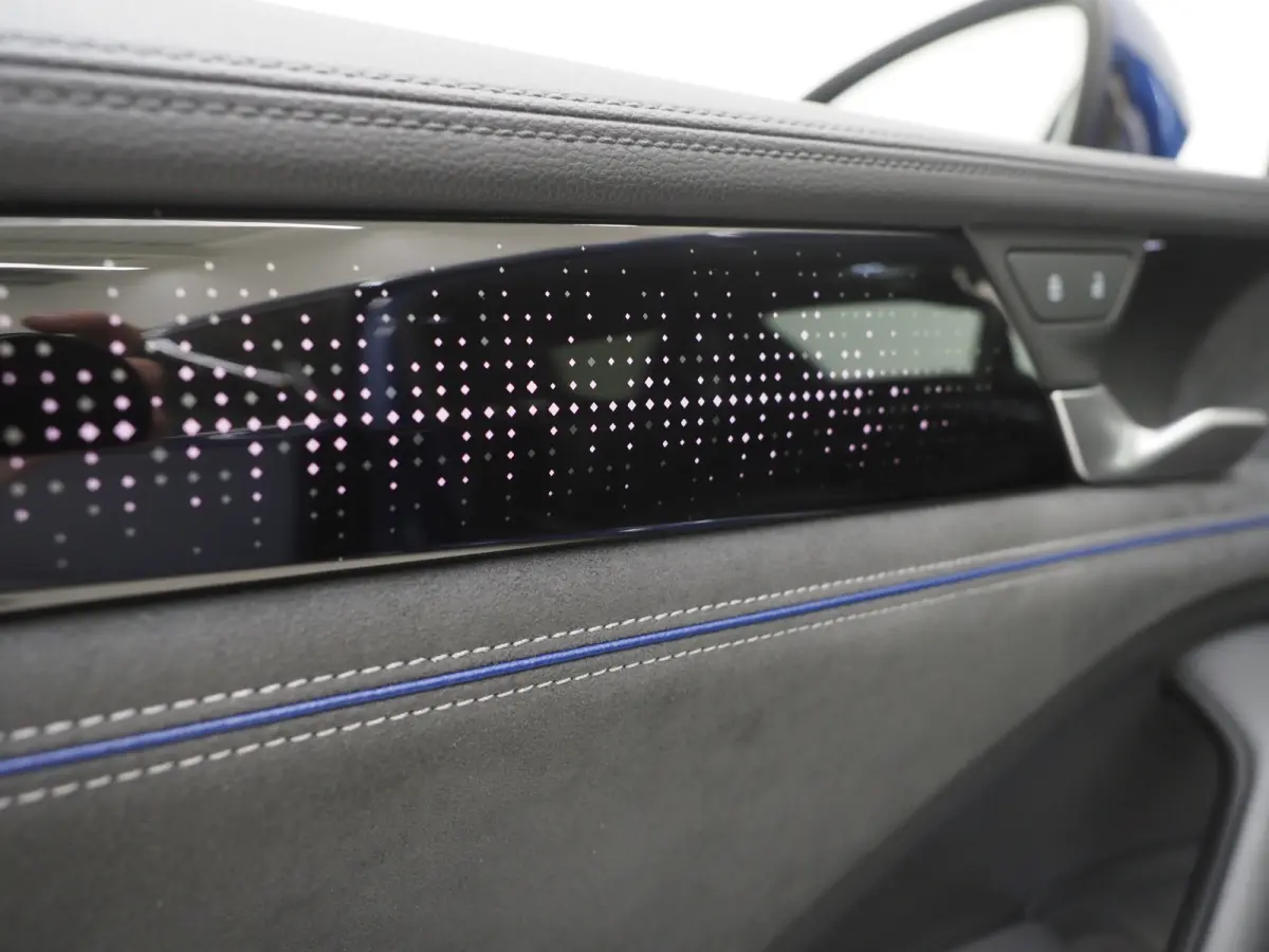 1.5 eHybrid R-Line Black | 5 Jaar Garantie | Leder | Stoelventilatie | Trekhaak | Massage | 360 | HUD | Keyless