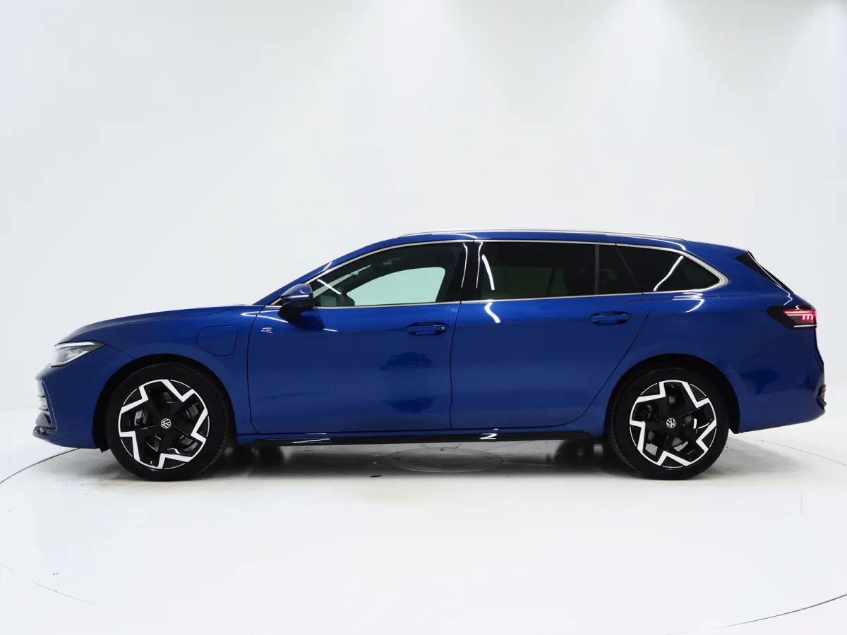 1.5 eHybrid R-Line Black | 5 Jaar Garantie | Leder | Stoelventilatie | Trekhaak | Massage | 360 | HUD | Keyless