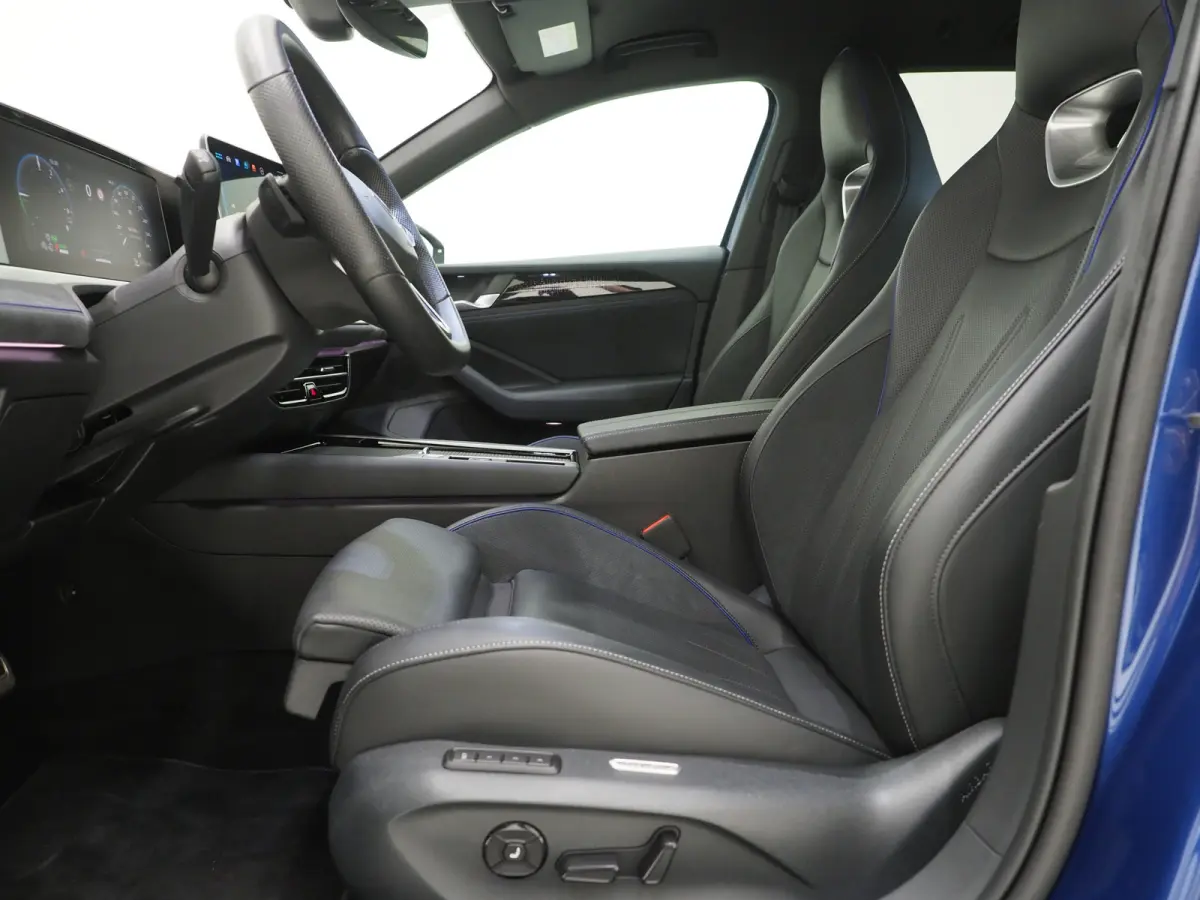 1.5 eHybrid R-Line Black | 5 Jaar Garantie | Leder | Stoelventilatie | Trekhaak | Massage | 360 | HUD | Keyless