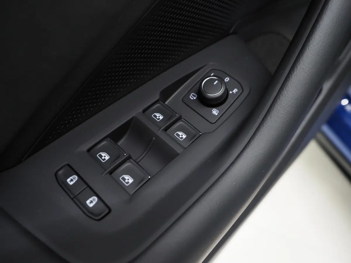 1.5 eHybrid R-Line Black | 5 Jaar Garantie | Leder | Stoelventilatie | Trekhaak | Massage | 360 | HUD | Keyless