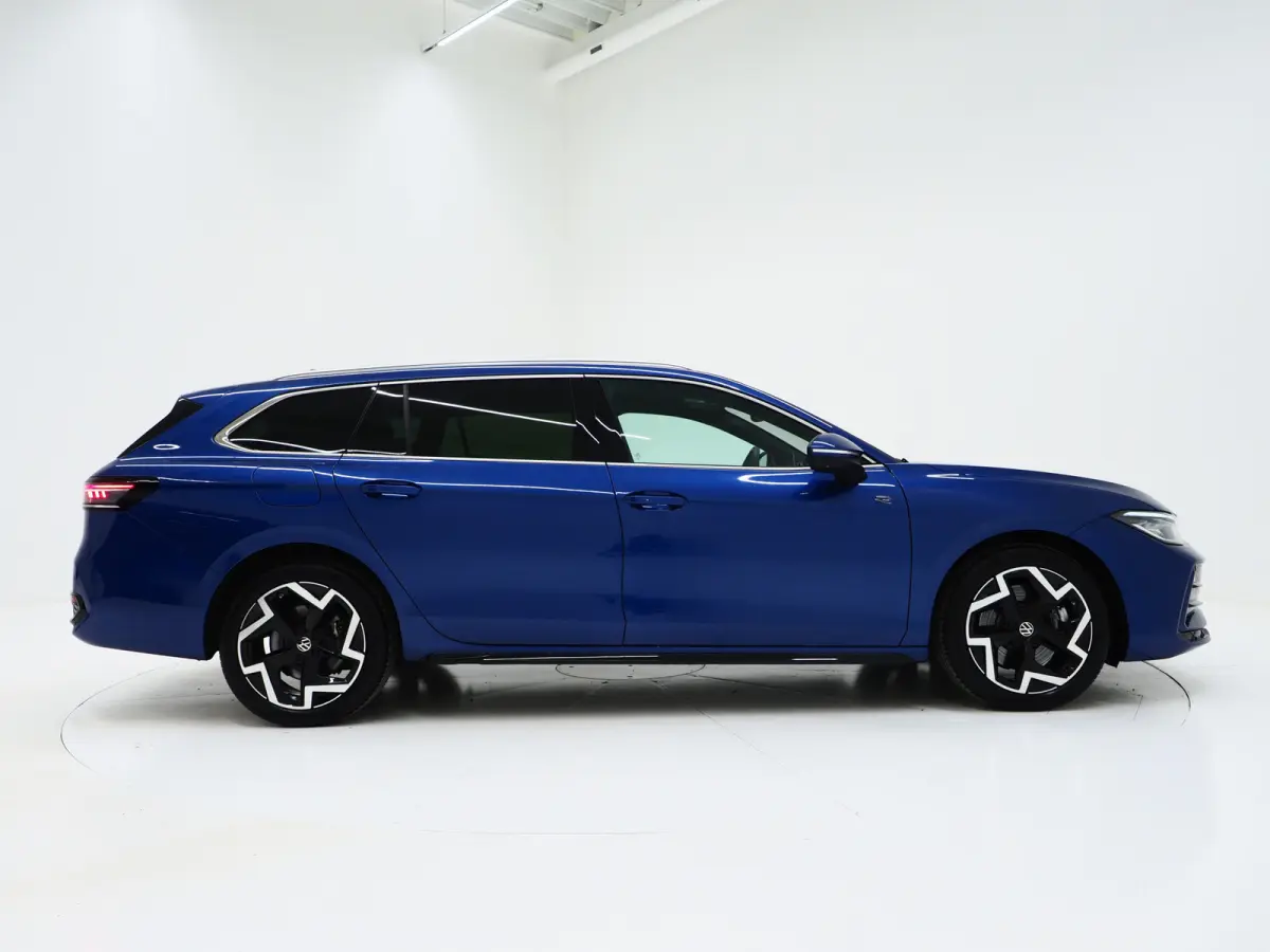1.5 eHybrid R-Line Black | 5 Jaar Garantie | Leder | Stoelventilatie | Trekhaak | Massage | 360 | HUD | Keyless