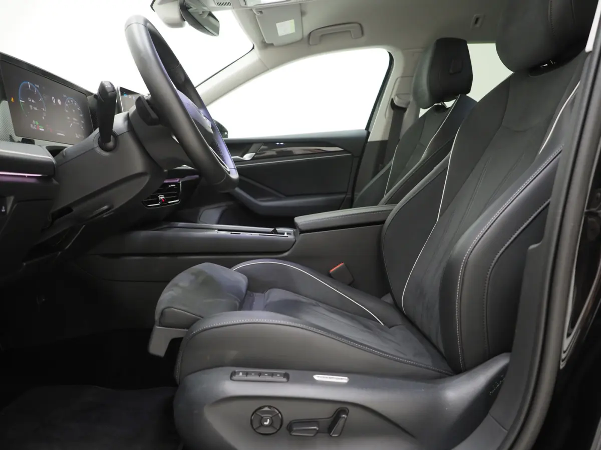 1.5 eHybrid Business | Leder/Alcantara | Massage | Trekhaak | HUD | Camera | Memory | Sfeerlicht | Carplay