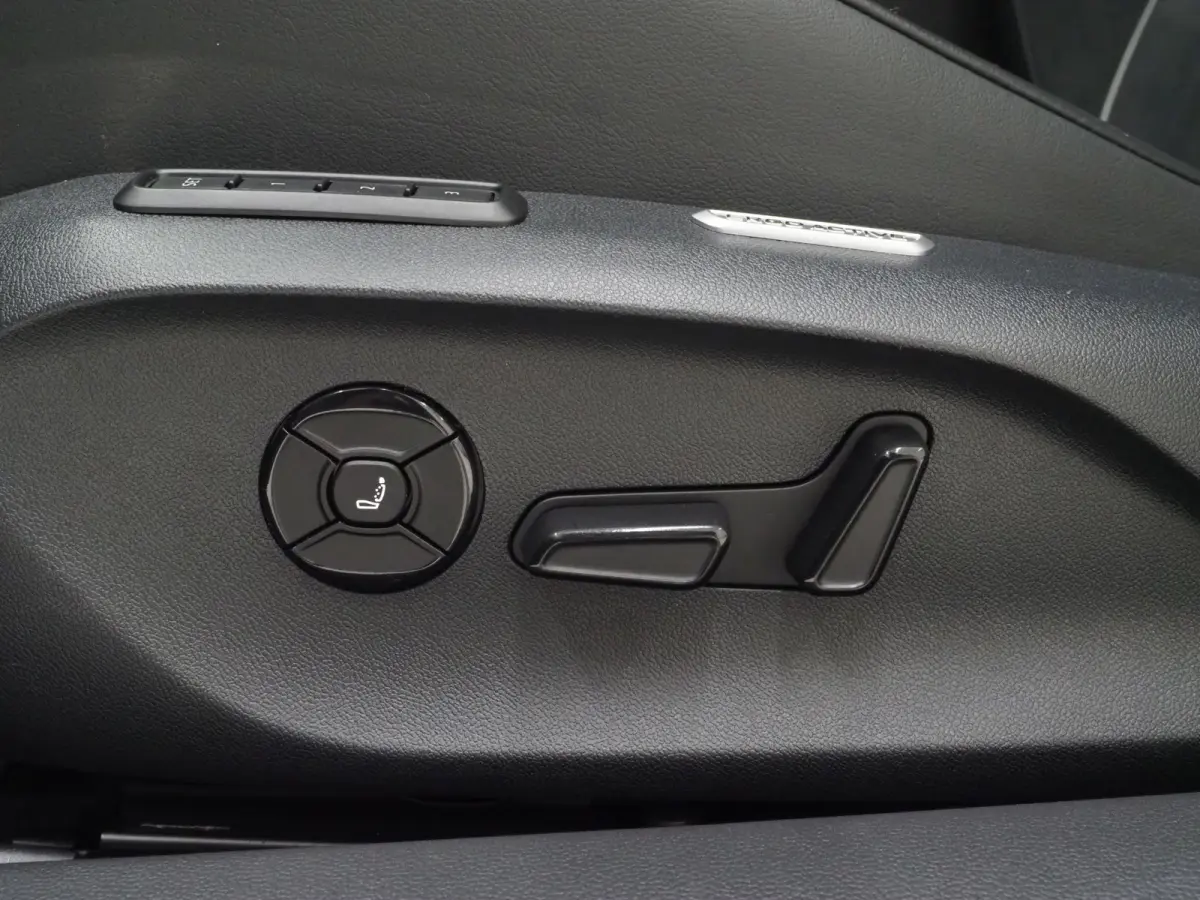 1.5 eHybrid Business | Leder/Alcantara | Massage | Trekhaak | HUD | Camera | Memory | Sfeerlicht | Carplay