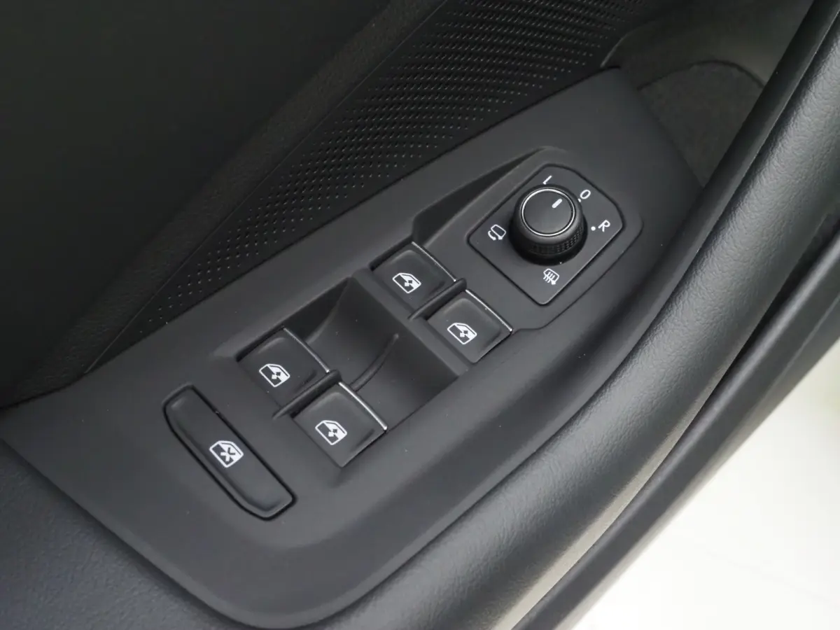 1.5 eHybrid Business | Leder/Alcantara | Massage | Trekhaak | HUD | Camera | Memory | Sfeerlicht | Carplay