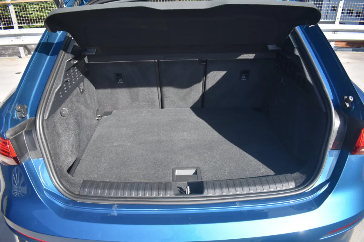 40 TFSI e 204pk S-Tronic Edition | Cruise Control | Verwarmbare voorstoelen voor | MMI Navigatie | 17'' lichtmetalen velgen