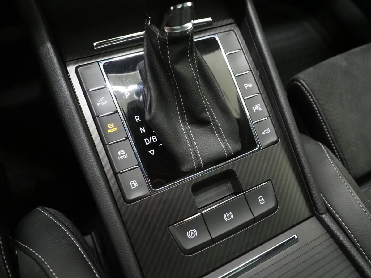 1.4 TSI iV Sportline | Leder/Alcantara | Trekhaak | Carbon | Canton | Memory | Sfeerlicht | Keyless