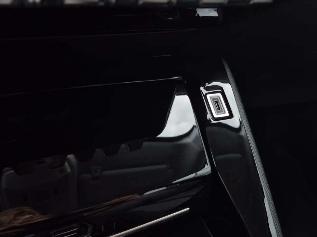 Hybrid 100 e-DCS6 Allure Automaat | Adaptive CC | Parkeersensoren | Full map Navigatie | LED | Carplay/android auto |